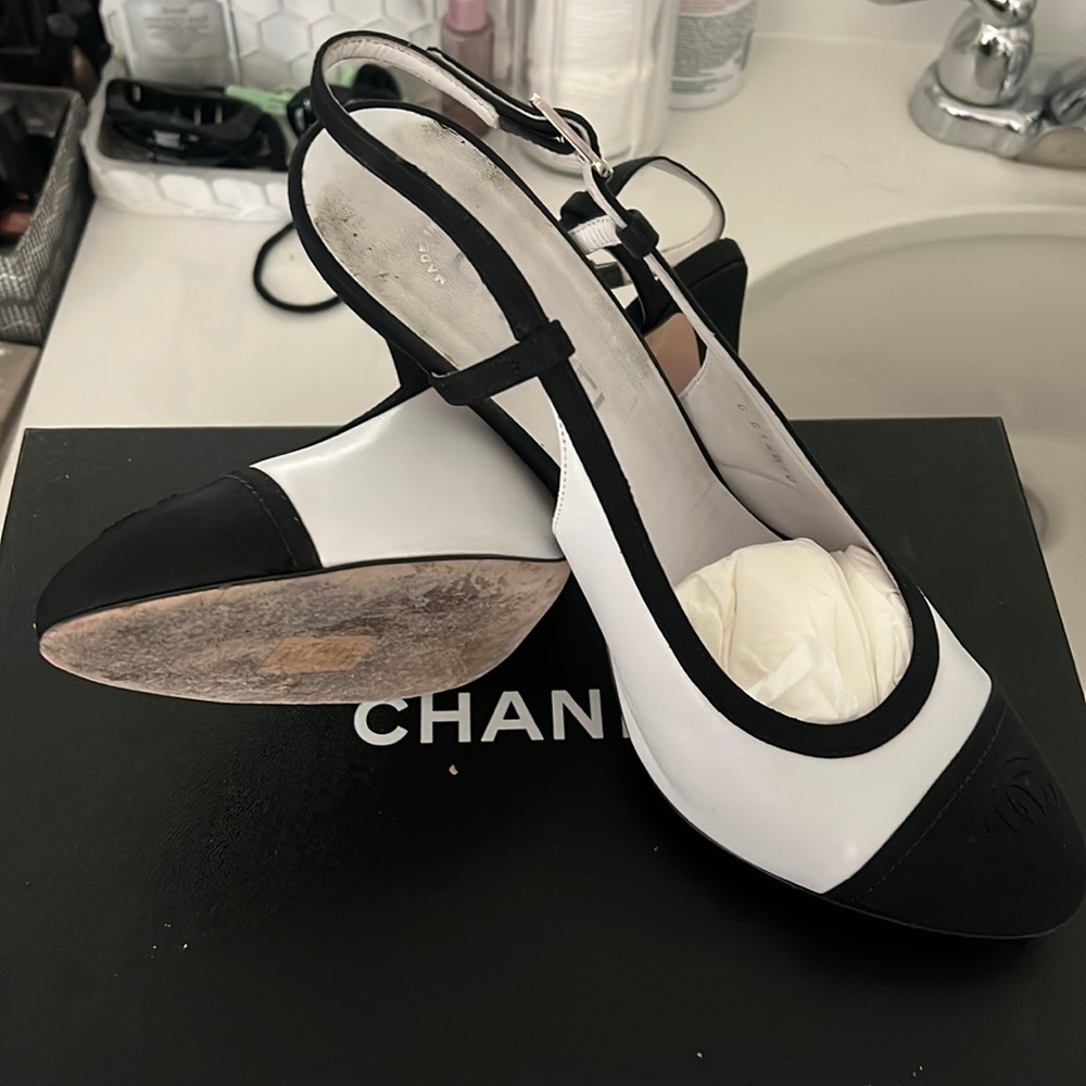Im selling a channel high heels look like new price negotiations